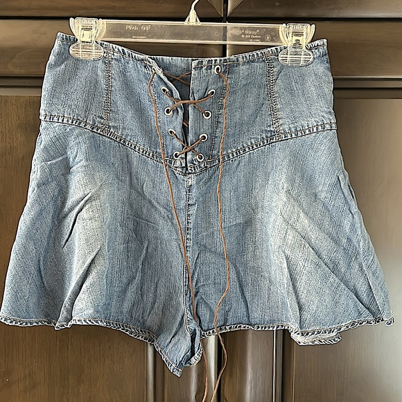 Guess Los Angeles 1981 flirty lace up short - Picture 2 of 9